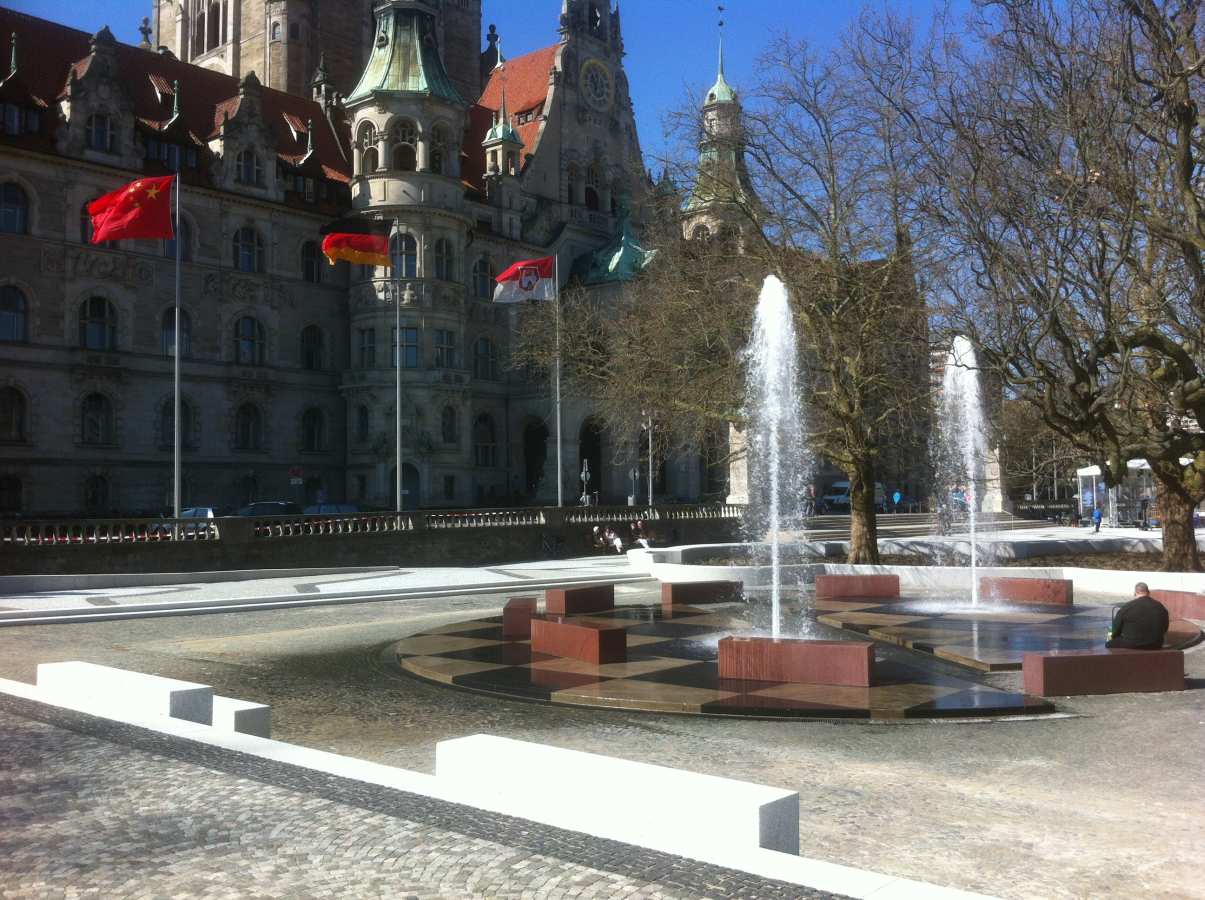 Blick auf den Brunnen vor dem Rathaus