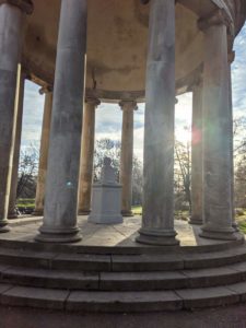 Leibniz-Büste im Tempel