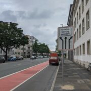 Hinweisschild auf die veränderte Verkehrsführung