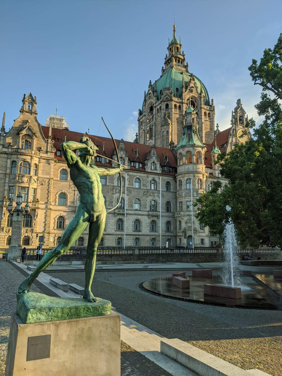 Bogenschütze am Rathaus