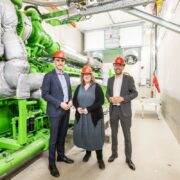 Oberbürgermeister Belit Onay, enercity-Aufsichtsratsvorsitzende Anja Ritschel und enercity-Vorstand Prof. Dr. Marc Hansmann an einem der fünf Motoren des neuen Biomethan-BHKW