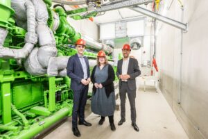 Oberbürgermeister Belit Onay, enercity-Aufsichtsratsvorsitzende Anja Ritschel und enercity-Vorstand Prof. Dr. Marc Hansmann an einem der fünf Motoren des neuen Biomethan-BHKW