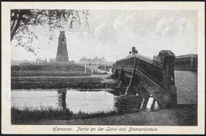 Ansichtskarte mit der Säule zwischen Papageienbrücke und Bismarckschule