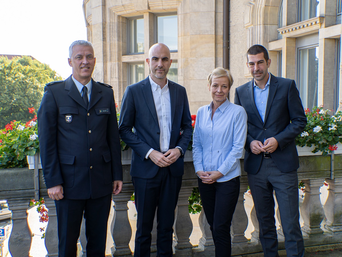 Von links: Michael Schuol, Präsident der Bundespolizeidirektion Hannover, Oberbürgermeister Belit Onay, Gwendolin von der Osten, Präsidentin der Polizeidirektion Hannover, und Dr. Axel von der Ohe, Hannovers Erster Stadtrat und Ordnungsdezernent.