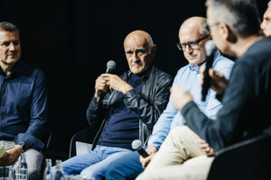 Podiumsdiskussion beim BIG BANG KI FESTIVAL in Berlin: Moderator Pit Gottschalk, Martin Kind, Sportrechtler Jörg von Appen, Andreas Rettig (v.l)