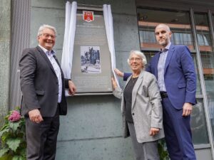 Enthüllung der Stadttafel in der Herschelstraße 31