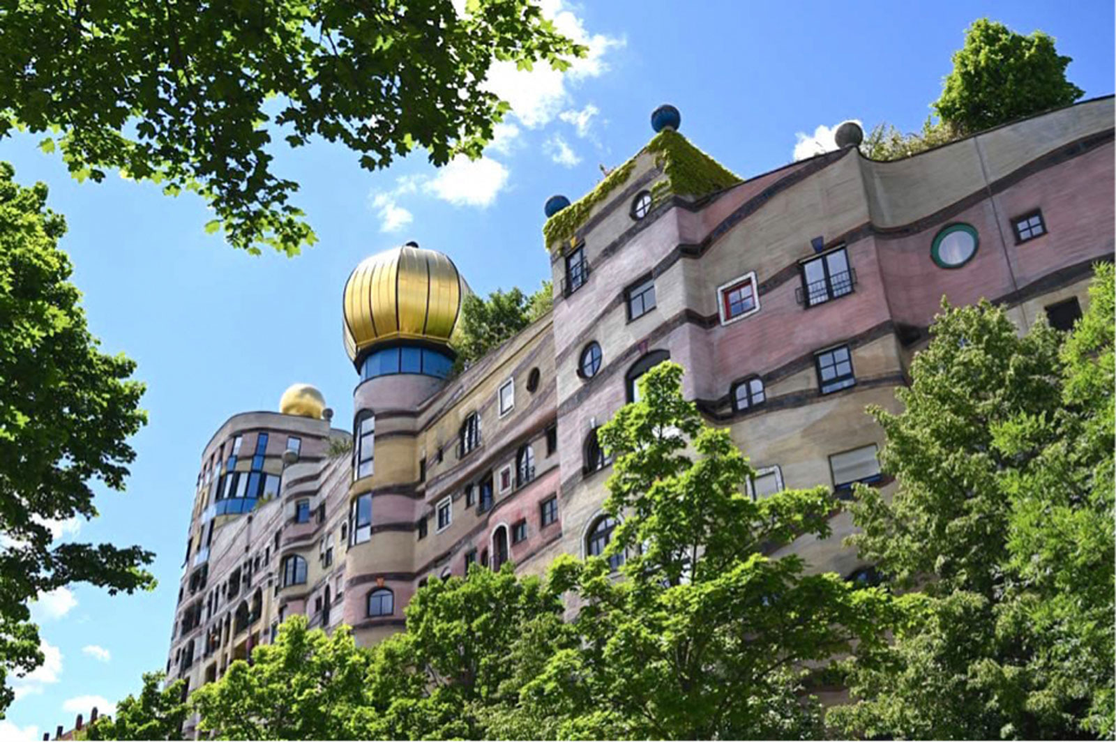 Markante Architektur von Friedensreich Hundertwasser