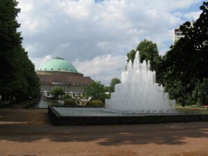 Wasserspiele im Stadthallengarten mit Kuppelsaal