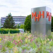 Stele und Einfahrt zur Medizinische Hochschule Hannover (MHH)