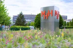 Stele und Einfahrt zur Medizinische Hochschule Hannover (MHH)